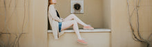 Load image into Gallery viewer, Zapatillas de color salmÃ³n con suela de esparto y cordones de cuero blancos
