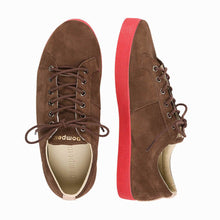 Load image into Gallery viewer, Zapatillas marrones con suela roja y cordones de serraje