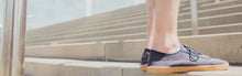Load image into Gallery viewer, Zapatillas azules y marrones para primavera y verano