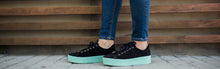 Load image into Gallery viewer, zapatillas negras y azul caritas para otoño