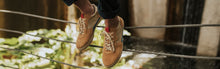 Load image into Gallery viewer, Zapatillas color mostaza con azul para otoño e invierno