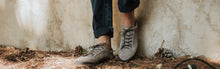 Load image into Gallery viewer, Zapatillas grises y negras para otoño e invierno