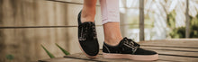 Load image into Gallery viewer, zapatillas negras y rosas para otoño
