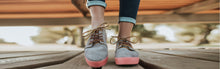 Load image into Gallery viewer, zapatillas grises y rojas otoño