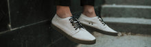 Load image into Gallery viewer, zapatillas blancas y marrones para otoño