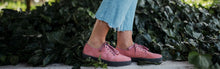 Load image into Gallery viewer, zapatillas rosas y negras de otoño