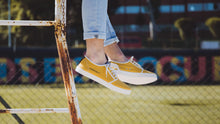 Load image into Gallery viewer, Zapatillas amarillas y blancas para verano