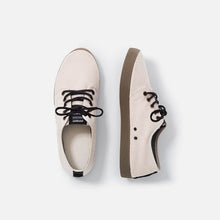 Load image into Gallery viewer, Zapatillas blancas con suela marrón y cordones de cuero