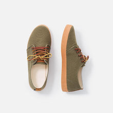 Load image into Gallery viewer, Zapatillas verdes con suela marrón y cordones de cuero