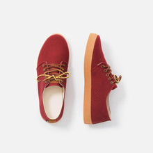 Load image into Gallery viewer, Zapatillas color granate con suela marrón y cordones de cuero marrones