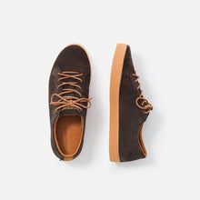 Load image into Gallery viewer, Zapatillas marrones con suela caramelo y cordones de piel