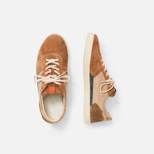 Load image into Gallery viewer, Zapatillas marrones con suela blanca y cordones de algodón