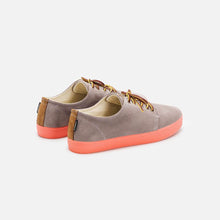 Load image into Gallery viewer, zapatillas grises con suela roja y cordones de cuero