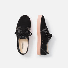 Load image into Gallery viewer, Zapatillas negras con suela rosa y cordones de algodón