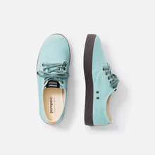 Load image into Gallery viewer, Zapatillas azules clarito con suela negra y cordones de algodón