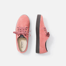 Load image into Gallery viewer, zapatillas rosas con suela negra y cordones de algodón 