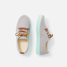 Load image into Gallery viewer, Zapatillas de lona grises con suela verde y cordones de cuero