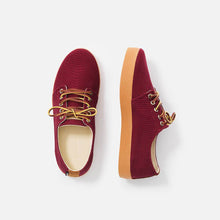 Load image into Gallery viewer, Zapatillas burdeos con suela marrón y cordones de cuero