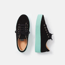 Load image into Gallery viewer, Zapatillas negras con suela azul y cordones de algodón