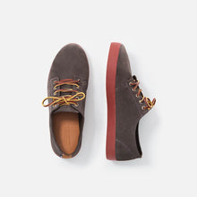 Load image into Gallery viewer, Zapatillas grises con suela burdeos y cordones de cuero