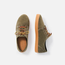Load image into Gallery viewer, Zapatillas verdes con suela marrón y cordones de cuero marrones