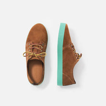 Load image into Gallery viewer, Zapatillas marrones con suela verde y cordones de cuero