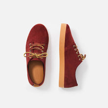 Load image into Gallery viewer, Zapatillas burdeos con suela marrón y cordones de cuerdo marrones