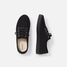 Load image into Gallery viewer, Zapatillas negras con suela negra y cordones de cuero