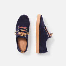 Load image into Gallery viewer, Zapatillas azules con suela marrón y cordones de cuero