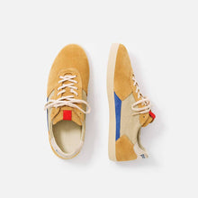 Load image into Gallery viewer, Zapatillas color mostaza con suela caramelo y cordones de algodón