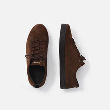 Load image into Gallery viewer, Zapatillas marrones con suela negra y cordones de algodón