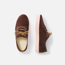Load image into Gallery viewer, Zapatillas marrones con suela rosa y cordones de piel