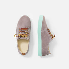 Load image into Gallery viewer, Zapatillas grises con suela verde y cordones de piel