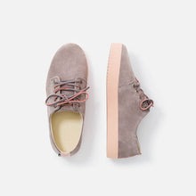 Load image into Gallery viewer, Zapatillas grises con suela rosa y cordones de cuero