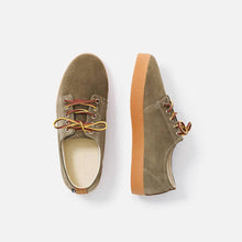 Load image into Gallery viewer, Zapatillas verdes con suela marrón y cordones de cuero