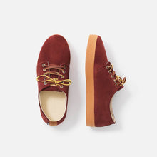 Load image into Gallery viewer, Zapatillas burdeos con suela marrón y cordones de cuero