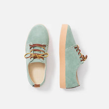 Load image into Gallery viewer, Zapatillas celestes con suela marrón y cordones de cuero