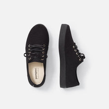 Load image into Gallery viewer, Zapatillas negras con suela negra y cordones de cuero