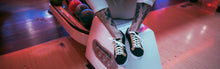 Load image into Gallery viewer, Zapatillas negras y amarillas para invierno