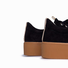 Load image into Gallery viewer, Zapatillas negras con suela marrÃ³n y cordones de algodÃ³n