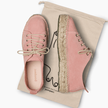 Load image into Gallery viewer, Zapatillas rosas con suela marrón y cordones de algodón